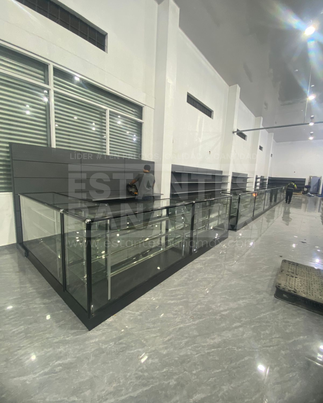 Vitrina de Aluminio Negro 3 Niveles de Vidrio Templado 105x180x55cm KW-003-180CM
