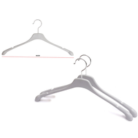 Gancho de Ropa Plástico Gris 45cm J-HNG-004